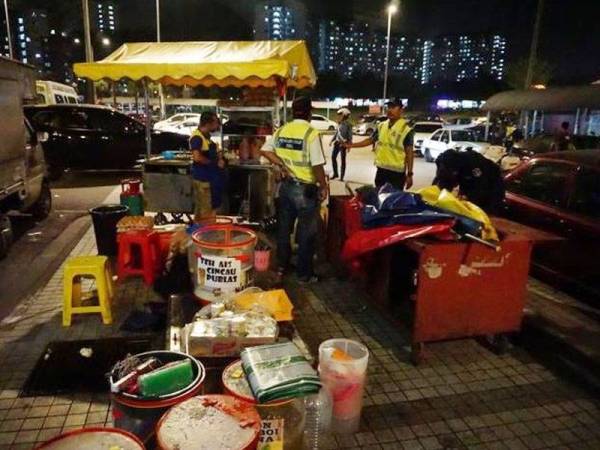 Antara barangan yang disita pada Operasi Tegas Siri 33/2019 sekitar Jalan Sri Permaisuri, Cheras di sini malam tadi.