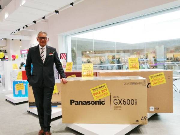 Kenneth menunjukkan antara tawaran produk yang dijual di pusat jualan Harvey Norman Ipoh Parade, hari ini.