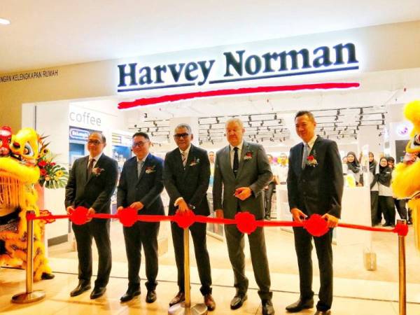 Kenneth (tengah) bersama pengurusan Harvey Norman di pembukaan pusat jualan Harvey Norman di Ipoh Parade hari ini.