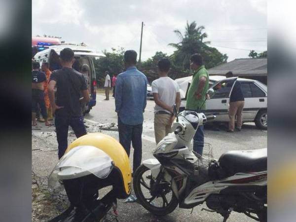 Orang ramai memenuhi lokasi untuk melihat sendiri insiden kemalangan di Jalan Paya Kemudi, Kilometer 18, Jalan Dungun-Bukit Besi, di sini pagi tadi. Foto: PDRM