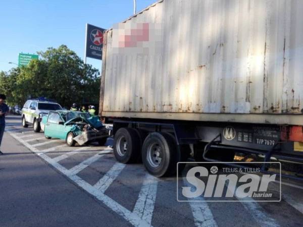 Kereta Iswara dipandu mangsa merempuh belakang sebuah lori kontena di Lebuhraya Tun Dr Lim Chong Eu pagi tadi.