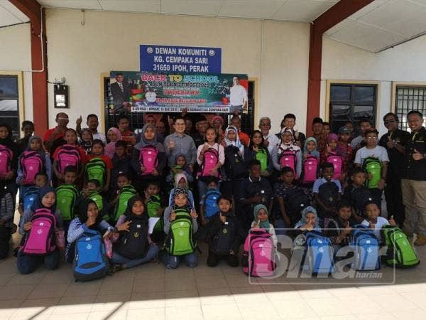 Sebahagian penerima program Kembali ke Sekolah peringkat DUN Tebing Tinggi.