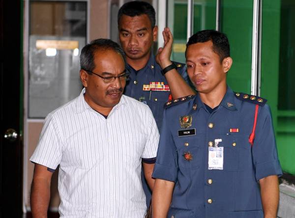 Abdul Halim (kanan), yang juga saksi pendakwaan ke-15, hadir memberi keterangan dalam perbicaraan kes pembunuhan CEO Cradle Fund Sdn Bhd, Nazrin Hassan di Mahkamah Tinggi Shah Alam, hari ini. -Foto Bernama