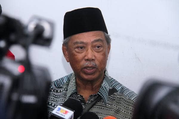 Muhyiddin bercakap pada sidang media Mesyuarat Bahagian Bersatu Pagoh di Pusat Khidmat Rakyat Parlimen Pagoh hari ini. -Foto Bernama