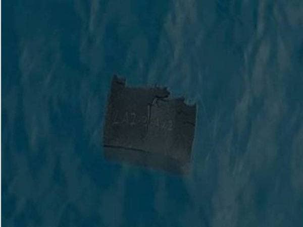 Antara serpihan bangkai pesawat C-130 milik tentera udara Chile yang ditemukan. - Foto: AP