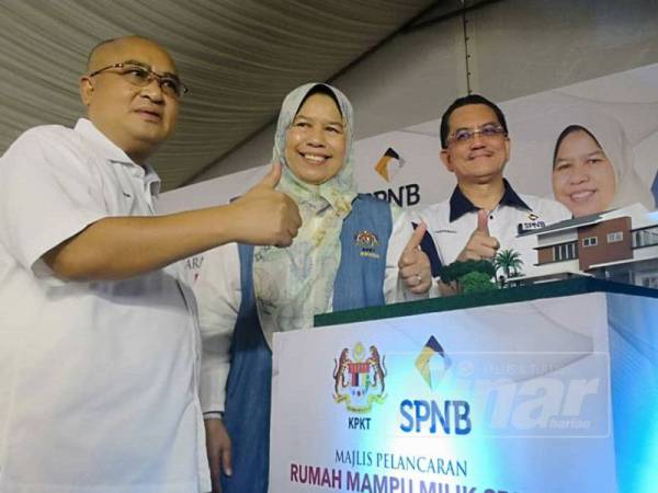 Zuraida (tengah) menyempurnakan pelancaran rumah mampu milik SPNB di Taman Mahkota Aman 2 di sini hari ini.