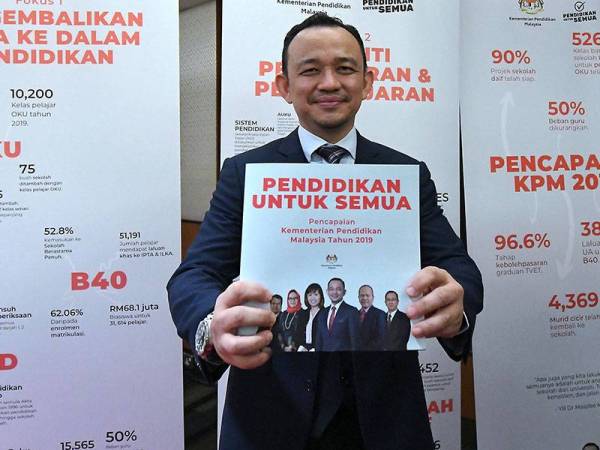Menteri Pendidikan Dr Maszlee Malik menunjukkan buku pencapaian Kementerian Pendidikan 2019 di Pusat Konvensyen Kuala Lumpur (KLCC) hari ini. - Foto Bernama