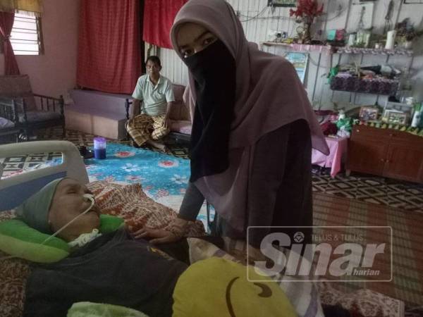 Walaupun terlantar, Nur Farah tetap berinteraksi dengan ibunya setiap masa.
