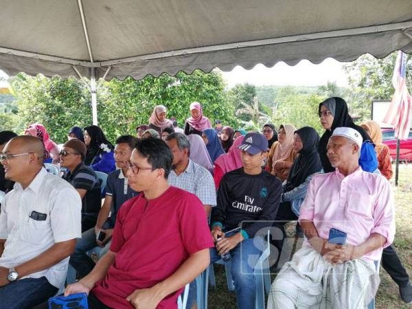 Penduduk Kampung Melayu Puncak Kundang berkumpul sewaktu lawatan Ibrahim semalam.