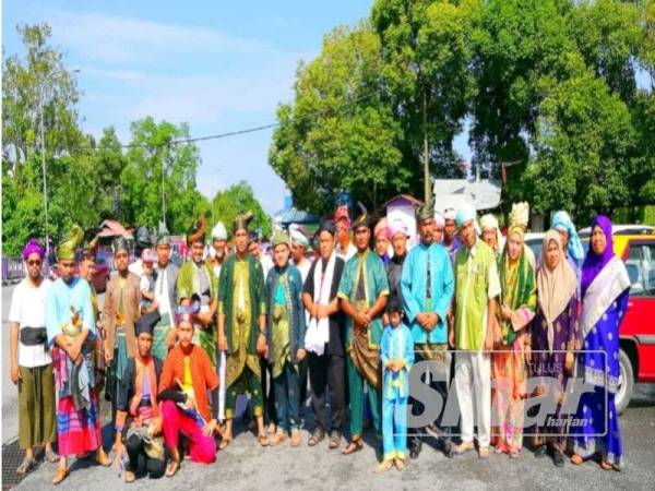 Ahli Kelab Belia Bestari Rantau Panjang menggayakan busana Melayu dan bertanjak.