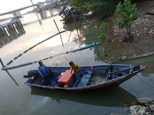 Bot gentian kaca milik mangsa ditunda ke Jeti Tanjung Api di sini. FOTO: APMM