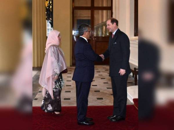 Yang di-Pertuan Agong dan Raja Permaisuri Agong,Tunku Azizah Aminah Maimunah Iskandariah berangkat pada Majlis Santapan Tengah Hari bersama Ratu Elizabeth II di Istana Buckingham pada Khamis lalu. - Foto Bernama