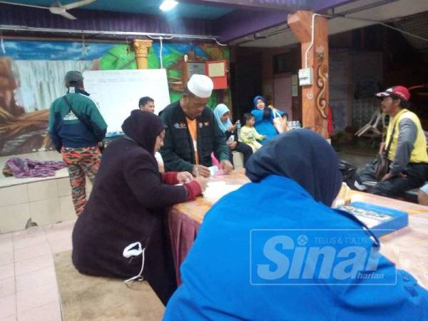 Anggota agensi bertugas di PPS SK Tenglu Mersing.