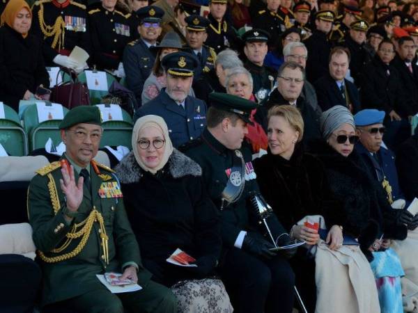Yang di-Pertuan Agong, Al-Sultan Abdullah Ri’ayatuddin Al-Mustafa Billah Shah dan Raja Permaisuri Agong, Tunku Azizah Aminah Maimunah Iskandariah berkenan menyaksikan perbarisan tamat latihan Tengku Mahkota Pahang, Tengku Hassanal Ibrahim Alam Shah di Royal Military Academy Sandhurst di sini semalam. - Foto Bernama