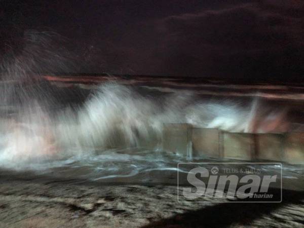 Ombak kuat menghempas pantai dan benteng.