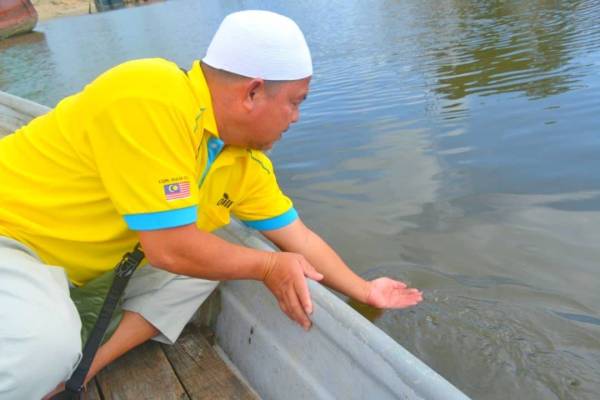 Budin menunjukkan air yang didakwa tercemar di Laguna Semerak.