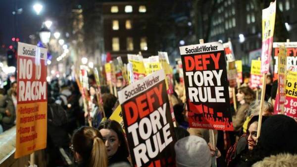 Kumpulan anti-Tori itu membantah kemenangan Parti Konservatif dalam pemilihan pada Khamis lalu. - Foto: Agensi