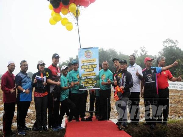 Aminuddin (enam kiri) ketika merasmikan Pesta Bola Ngoca di Kuala Pilah, hari ini.