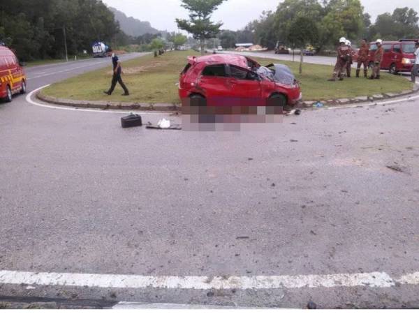 Beginilah keadaan kereta dipandu mangsa yang terbabas di lokasi. Foto: Pembaca