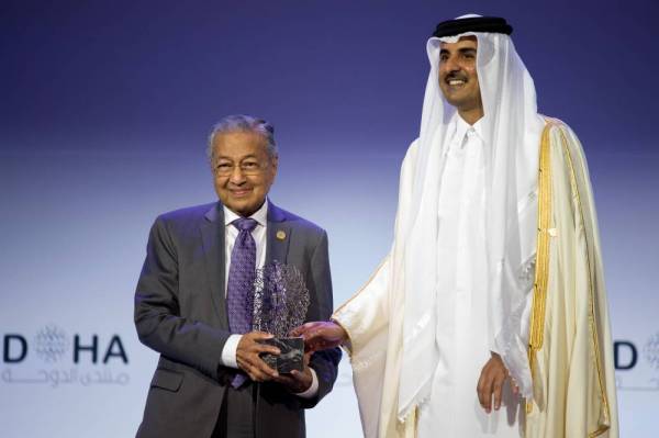 Dr Mahathir menerima Anugerah Forum Doha dari Sheikh Tamim Hamad Al-Thani hari ini. - Foto Bernama