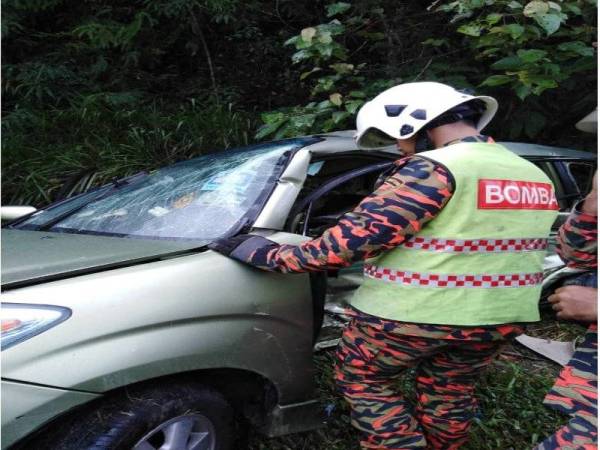 Bomba menjalankan operasi bagi mengeluarkan mangsa yang tersepit. - Foto: JBPM Perak