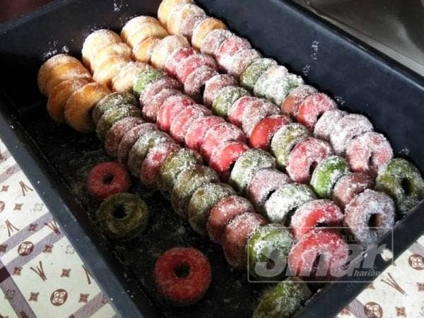 Donat comel yang dihasilkan dengan pelbagai warna mampu menarik perhatian pembeli terutama kanak-kanak.