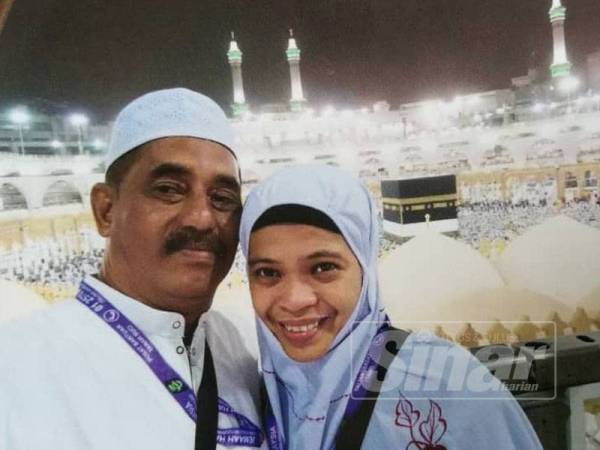 Ahmad Zamri (kiri) teruja dapat menjadi tetamu ALLAH dan menunaikan haji bersama isteri, Rubiah yang berjaya membuat rayuan untuk turut serta walaupun pada saat akhir.