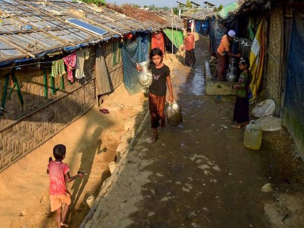 Pelarian Rohingya terpaksa tinggal di kem sesak di Cox's Bazar selepas melarikan diri daripada kekejaman di Rakhine pada 2017. - FOTO: AFP