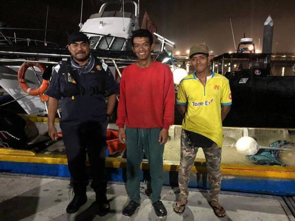 Dua lelaki (kanan dan tengah) yang berjaya diselamatkan anggota APMM Perak selepas dilaporkan tidak pulang sejak dua hari lalu.