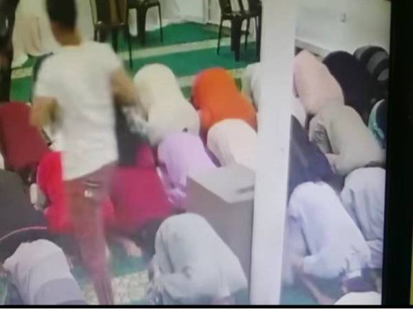 Suspek mencuri beg galas ketika jemaah sedang mengerjakan solat di Surau Dagang Avenue Khamis lalu.