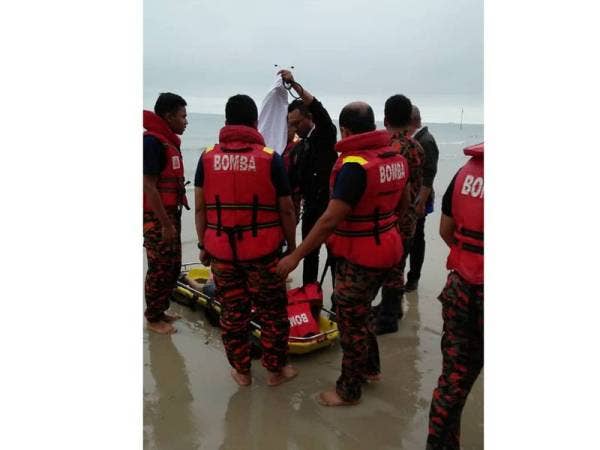 Pasukan bomba dan penyelamat berjaya menemui remaja lelaki dipercayai lemas di Jalan Pantai Port Dickson hari ini. Foto: JBPM