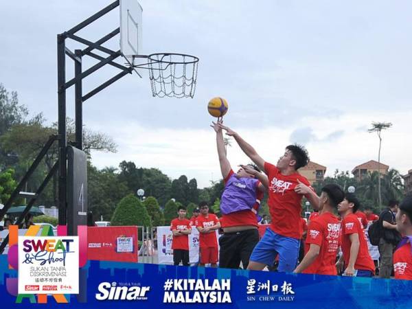 Aksi perlawanan bola keranjang pada program Sweat & Shoot Sukan Tanpa Diskriminasi.