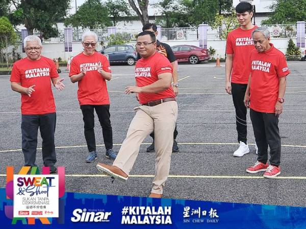 Menteri Besar Selangor, Datuk Seri Amirudin Shari melakukan gimik perasmian Sweat & Shoot Sukan Tanpa Diskriminasi disaksikan oleh Pengarah Urusan Kumpulan Media Karangkraf, Datuk Dr. Hussamuddin Yaacub, Ketua Pengarang Sin Chew Daily, Kuik Cheng Kang dan Timbalan Pengerusi Kumpulan Media Karangkraf, Datuk Muhammad Nasir Hamzah.
