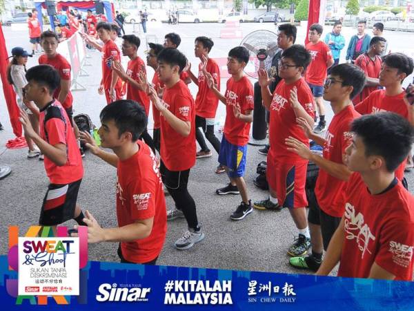 Peserta Sweat & Shoot Sukan Tanpa Diskriminasi melakukan senaman dan berzumba.
