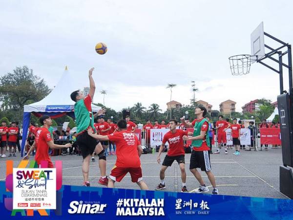 Aksi perlawanan bola keranjang pada program Sweat & Shoot Sukan Tanpa Diskriminasi.