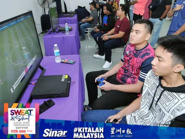 Aksi pertandingan PS4 FIFA 20 pada program Sweat & Shoot Sukan Tanpa Diskriminasi yang berlangsung di Kompleks Kumpulan Media Karangkraf, Shah Alam, hari ini.