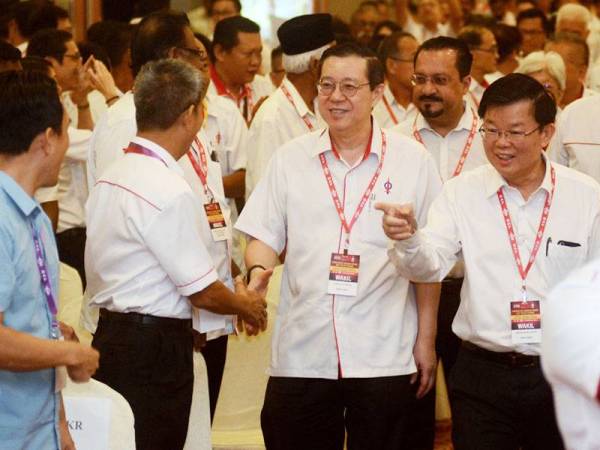 Setiausaha Agung DAP Lim Guan Eng (tengah) bersama Pengerusi DAP Negeri Chow Kon Yeow (kanan) bersalaman dengan para perwakilan yang hadir pada Majlis Konvensyen Tahunan Negeri DAP Pulau Pinang hari ini.Foto: Bernama