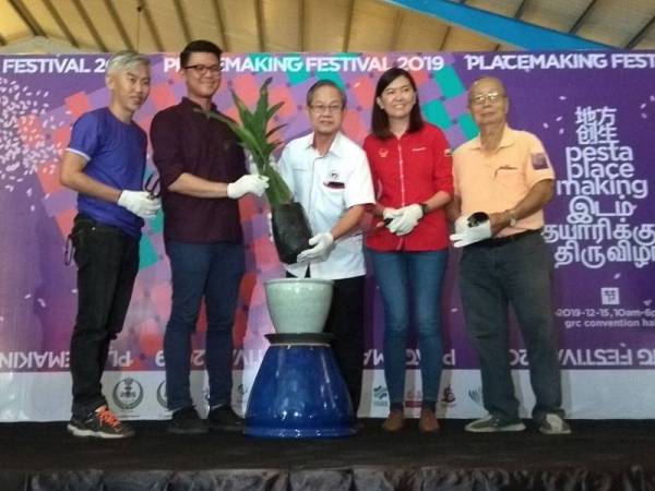 Boon Chye (tengah) menyempurnakan perasmian Festival Placemaking 2019 di Dewan Konvensyen GRC, Rapat Setia di sini hari ini.