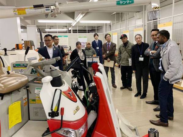 Sesi taklimat oleh The National Agriculture and Food Research Organization (NARO) mengenai evolusi pertanian di Jepun.