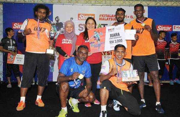 Hyper Rich A meraikan kejayaan muncul juara bersama Ketua Pegawai Operasi Grup Sinar Karangkraf, Farah Hussamuddin dan Ketua Pegawai Operasi, Sin Chew Daily, Tan Lee Chin.