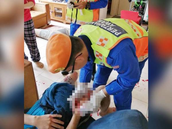 Anggota APM memberikan rawatan awal kepada mangsa sebelum dihantar ke HKL untuk rawatan lanjut.