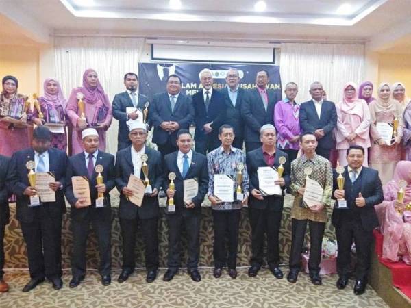 Ahmad Izani (belakang, lima dari kiri) bersama penerima penghargaan Malam Apresiasi Usahawan Terengganu (MAPUMT) 2019 di Quinara Al Safir Resort di sini malam tadi.