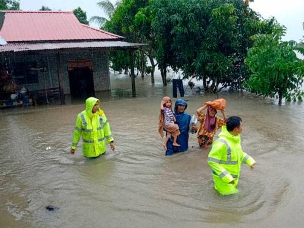 Beberapa daerah di Johor dilanda banjir sejak semalam.