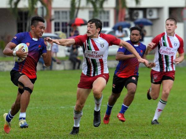 Pemain negara Muhamad Hafiezie Sudin (kiri) diasak pemain UAE, Sebastian Snass (dua, kiri) pada Kejohanan Ragbi Asia B-19 Divisyen Dua di UPM hari ini.
-- fotoBERNAMA (2019) HAK CIPTA TERPELIHARA