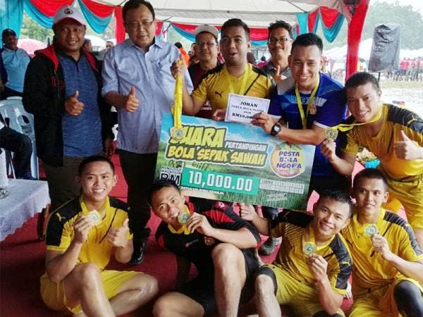Eddin bersama pasukan Jabatan Bomba dan Penyelamat Malaysia Negeri Sembilan (JBPMNS) yang berjaya membawa pulang hadiah RM10,000.
