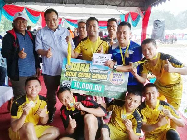 Eddin (dua dari kiri) bersama johan pertandingan bola sepak sawah dari pasukan JBPMNS.
