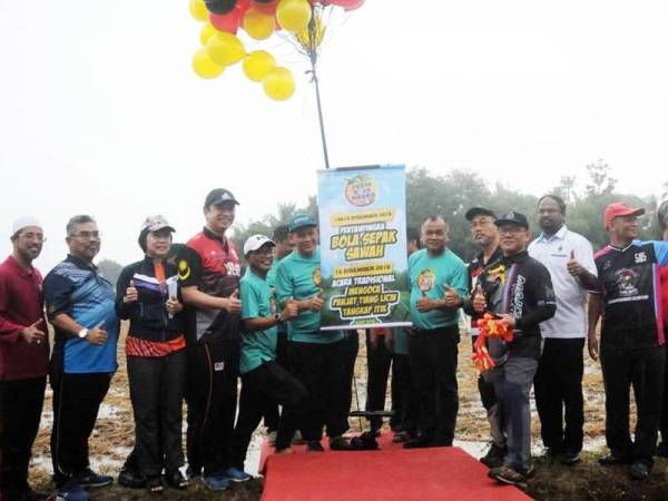 Aminuddin (enam dari kanan) merasmikan Pesta Bola Ngoca di Empang Bangkung, Juasseh di sini Sabtu lalu.