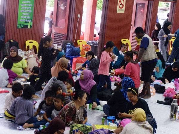 Sebahagian mangsa banjir yang ditempatkan di PPS mangsa banjir Sekolah Menengah Vokasional (SMV) Kota Tinggi semalam.