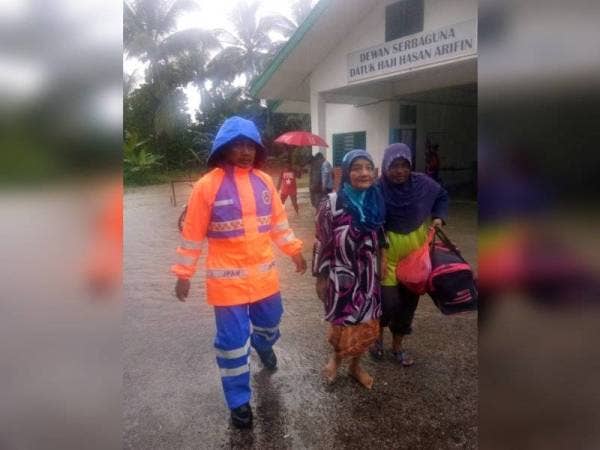 Anggota APM ketika memindahkan mangsa.