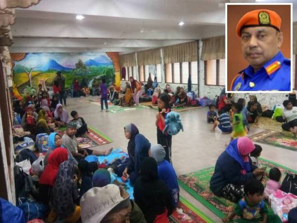 Mangsa yang berjaya dipindahkan ke 10 PPS di daerah Rompin berikutan kawasan mereka dinaiki air. - Foto APM (Gambar kecil: Pahang Zainal Yusof)
